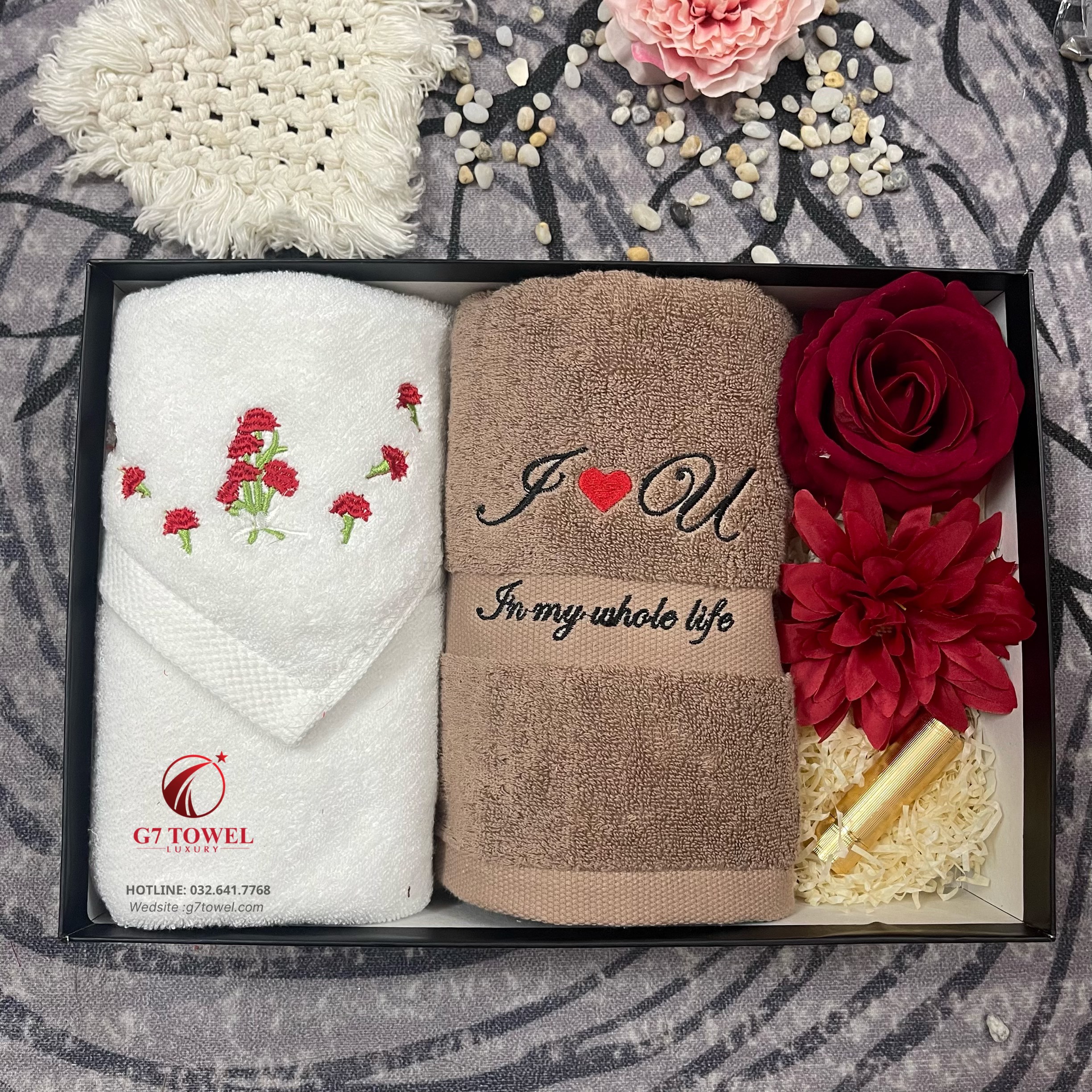 Set 2 khăn thêu quà tặng “ I LOVE YOU”
